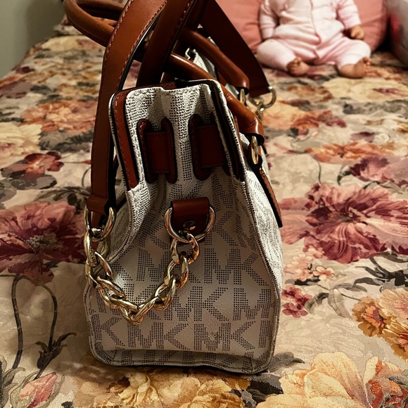 Michael Kors Signature White Handbag with Snap closure - Picture 6 of 9